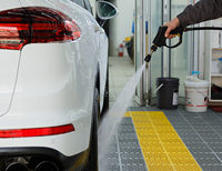 吴江租车公司：怎样清洗轿车走行部分污垢？